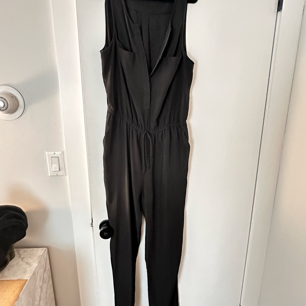 Chic Black Sleeveless Jumpsuit with V-Neck